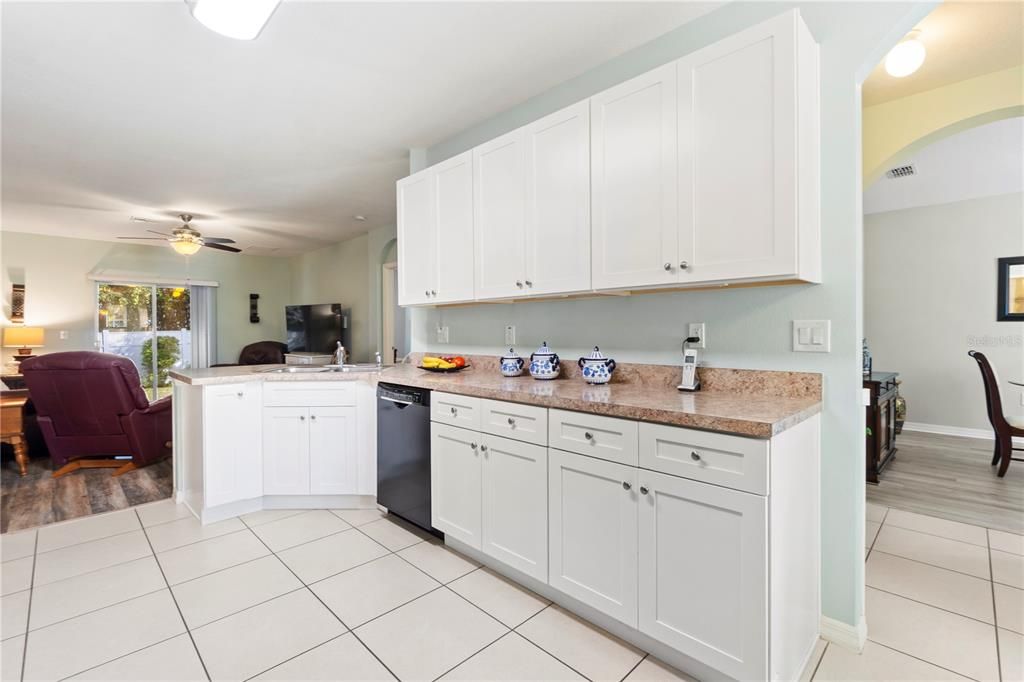 Под контрактом: $300,000 (3 спален, 2 ванн, 1576 Квадратных фут)