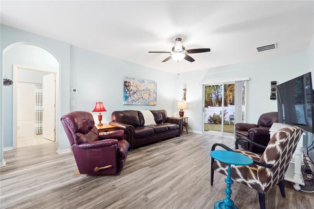 Под контрактом: $300,000 (3 спален, 2 ванн, 1576 Квадратных фут)