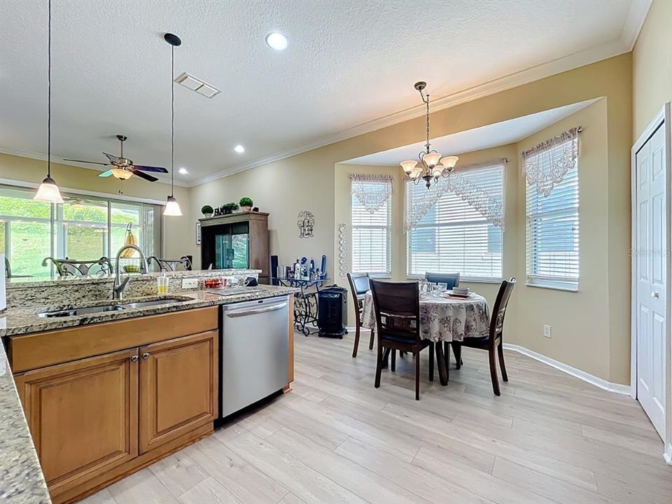 Под контрактом: $359,900 (3 спален, 2 ванн, 1946 Квадратных фут)