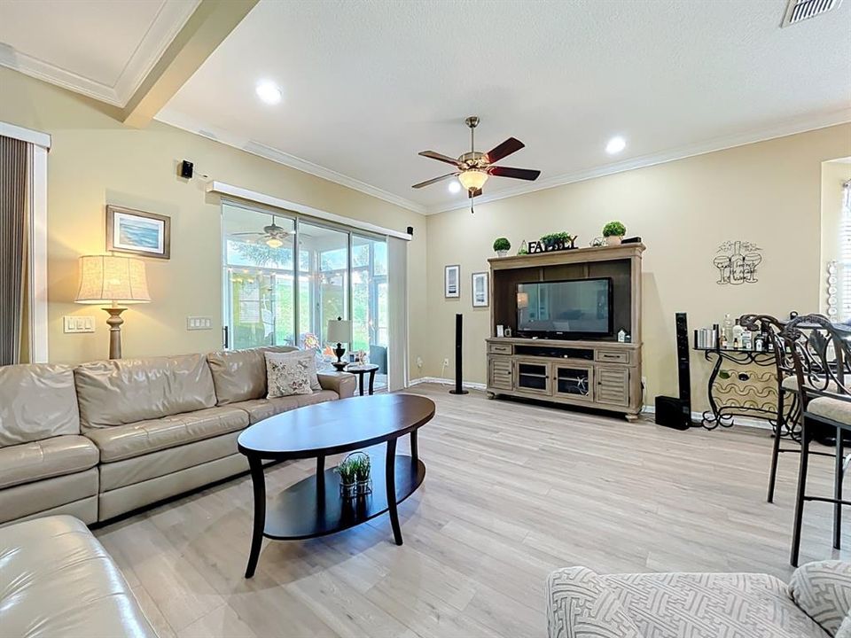 Под контрактом: $359,900 (3 спален, 2 ванн, 1946 Квадратных фут)