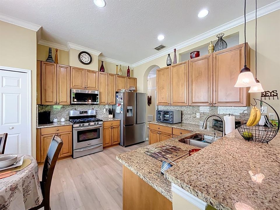 Под контрактом: $359,900 (3 спален, 2 ванн, 1946 Квадратных фут)