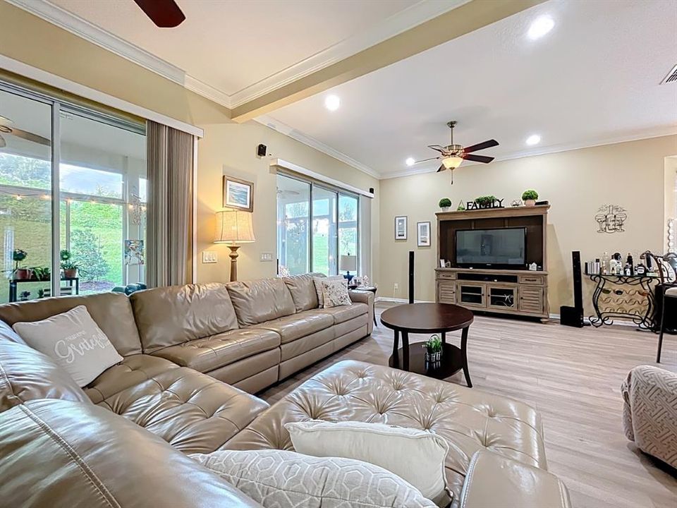 Под контрактом: $359,900 (3 спален, 2 ванн, 1946 Квадратных фут)