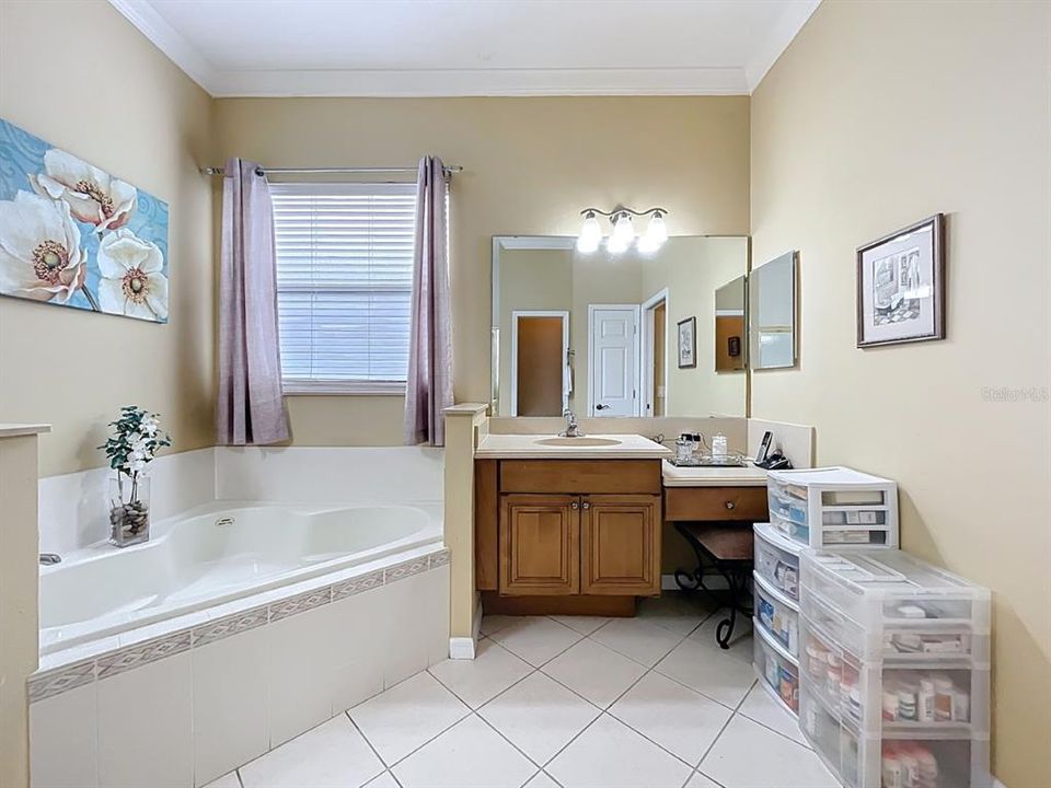 Под контрактом: $359,900 (3 спален, 2 ванн, 1946 Квадратных фут)