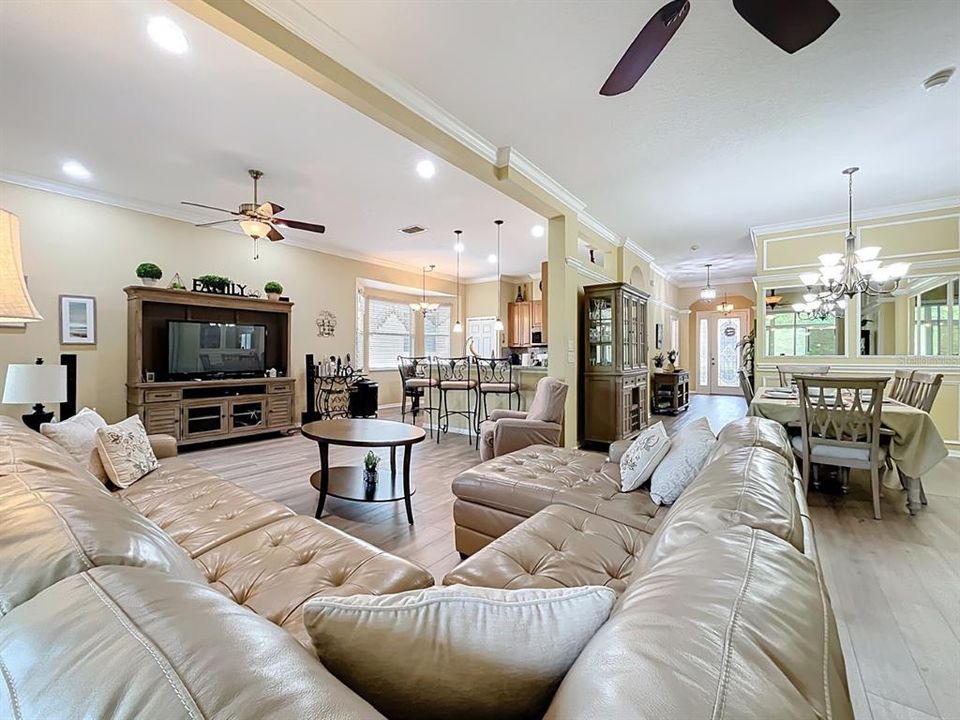 Под контрактом: $359,900 (3 спален, 2 ванн, 1946 Квадратных фут)