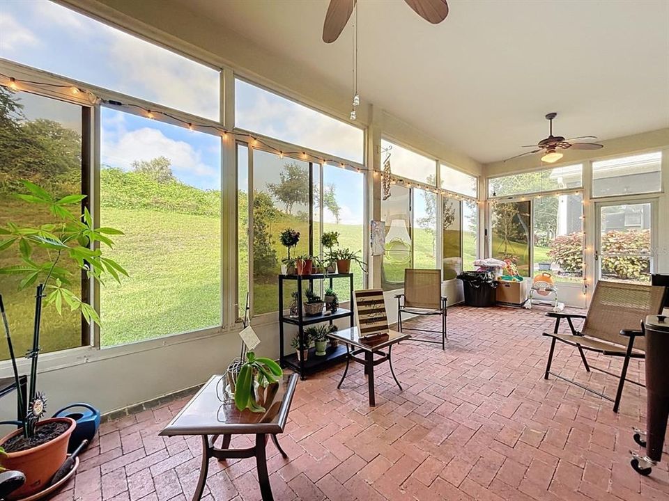 Под контрактом: $359,900 (3 спален, 2 ванн, 1946 Квадратных фут)