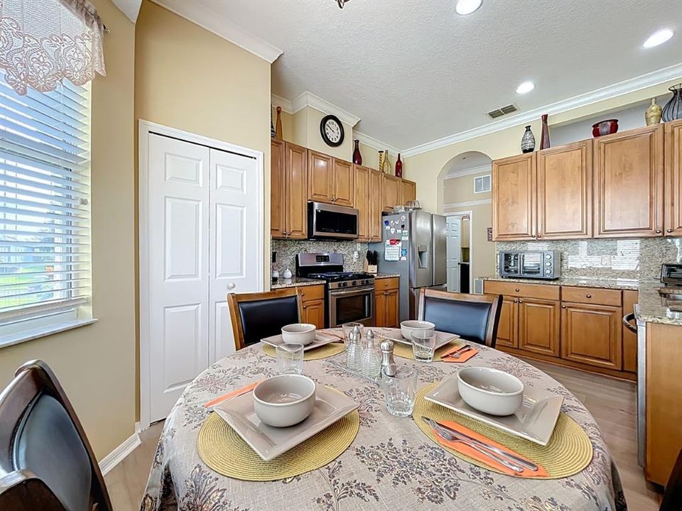 Под контрактом: $359,900 (3 спален, 2 ванн, 1946 Квадратных фут)