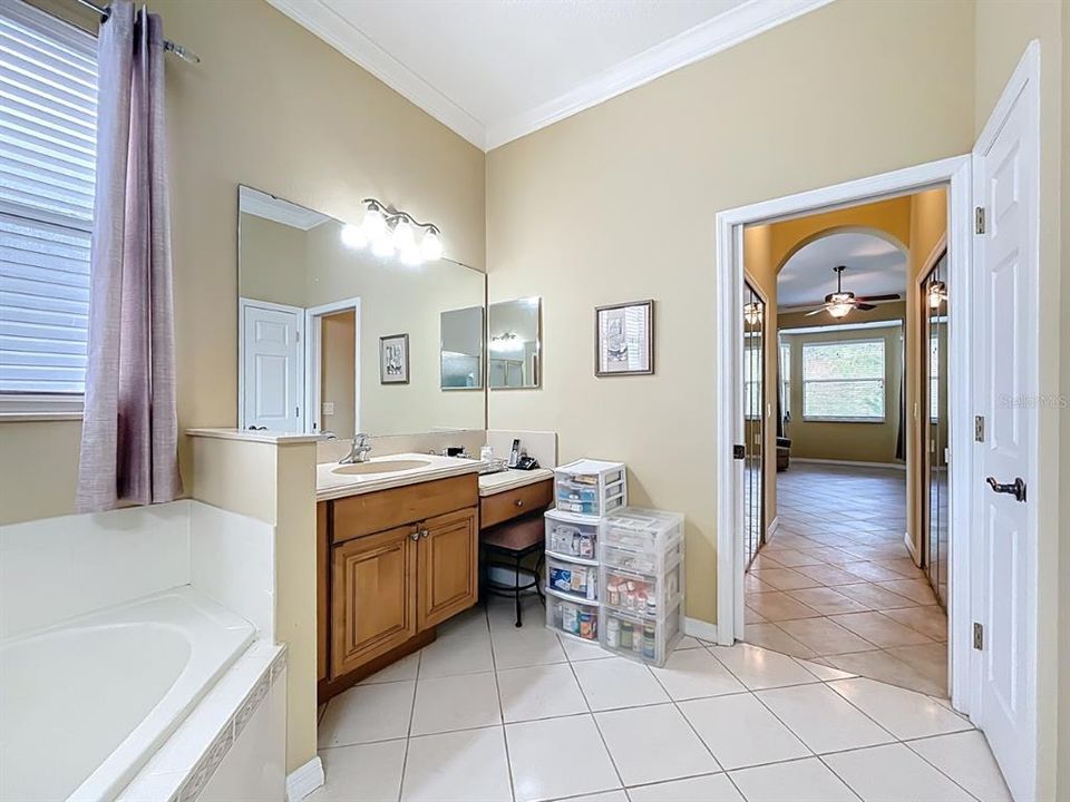 Под контрактом: $359,900 (3 спален, 2 ванн, 1946 Квадратных фут)