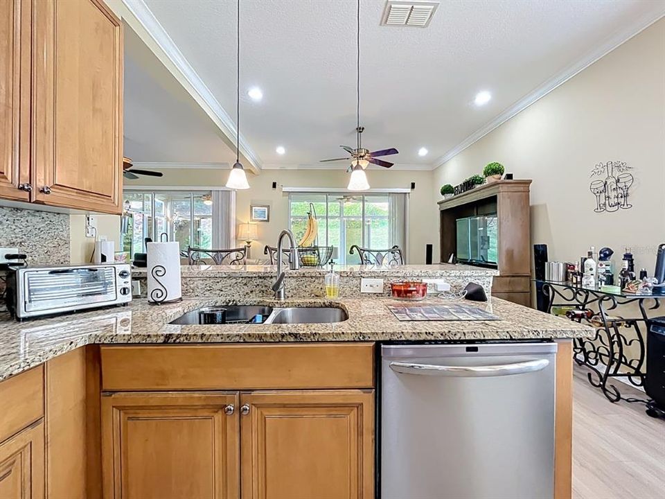 Под контрактом: $359,900 (3 спален, 2 ванн, 1946 Квадратных фут)