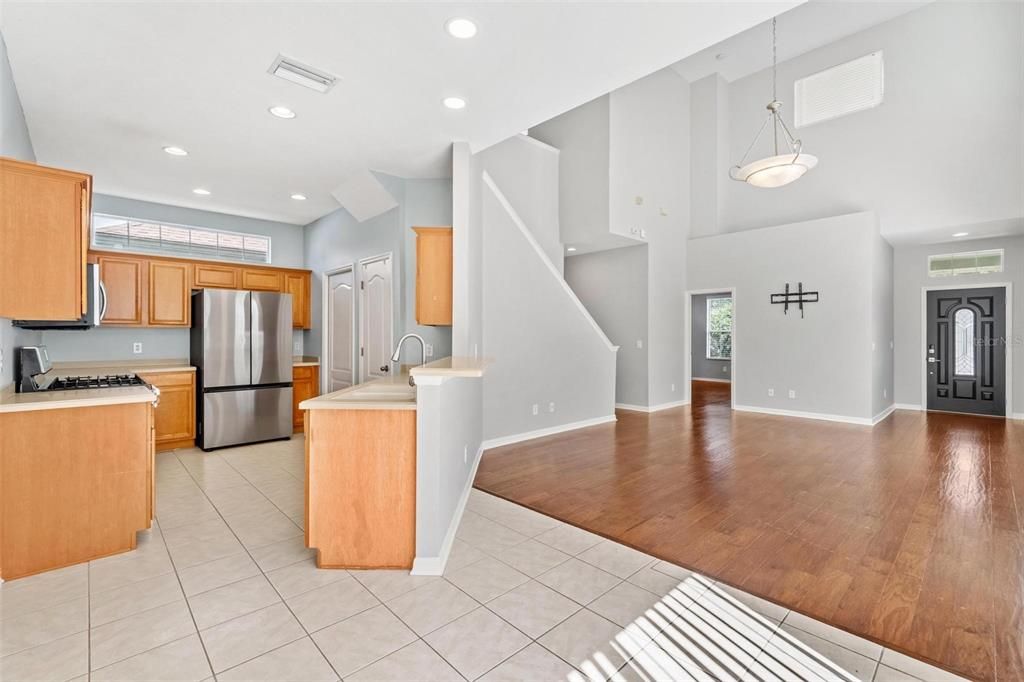 合同活跃: $2,600 (4 贝兹, 2 浴室, 1855 平方英尺)