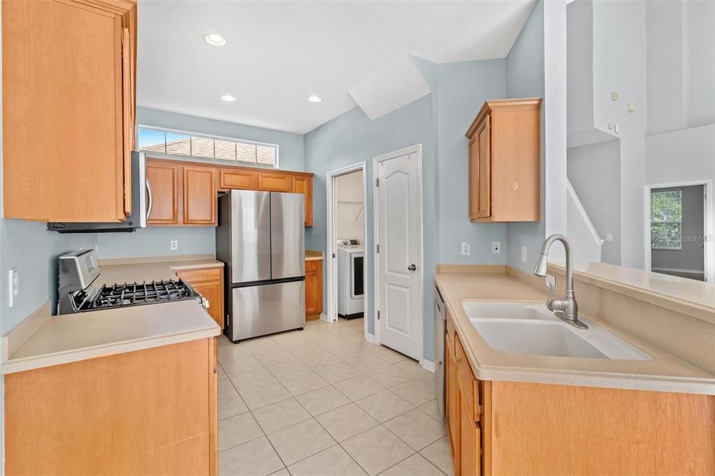 合同活跃: $2,600 (4 贝兹, 2 浴室, 1855 平方英尺)