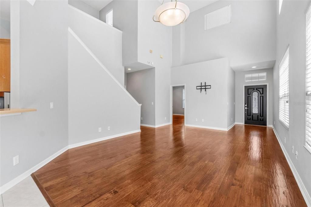 合同活跃: $2,600 (4 贝兹, 2 浴室, 1855 平方英尺)