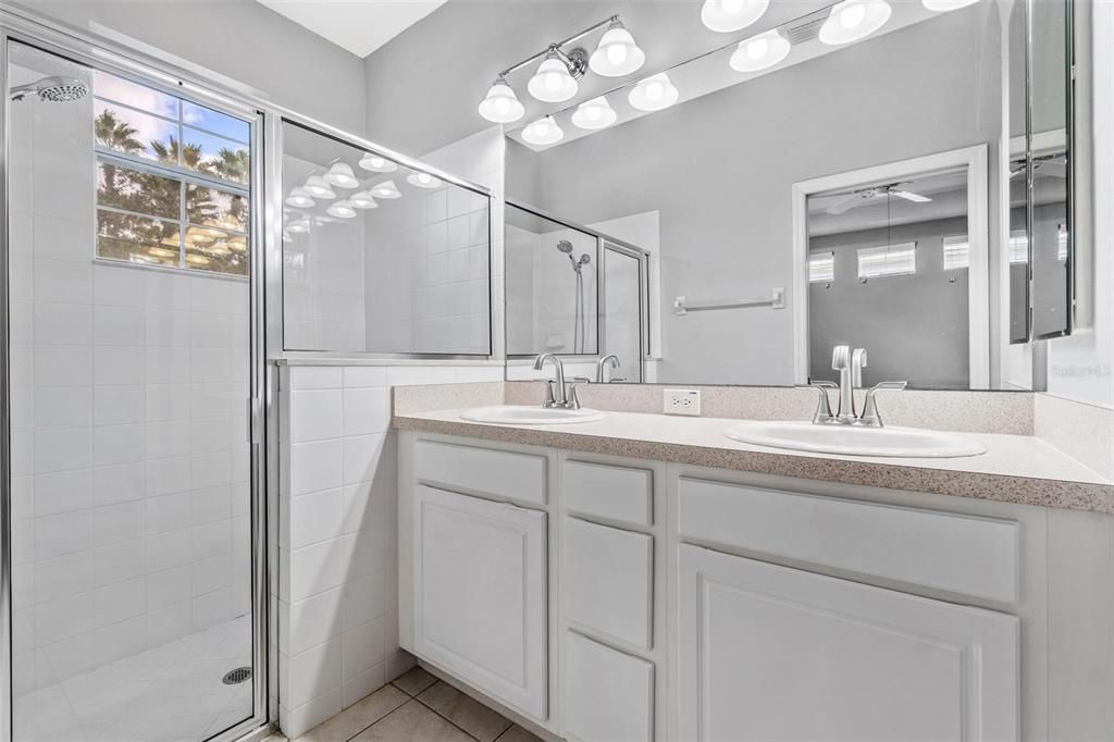 合同活跃: $2,600 (4 贝兹, 2 浴室, 1855 平方英尺)