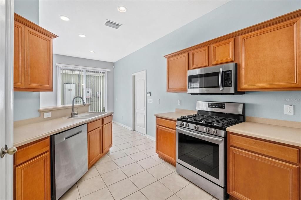 合同活跃: $2,600 (4 贝兹, 2 浴室, 1855 平方英尺)