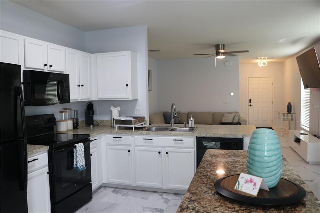 For Rent: $2,200 (3 beds, 2 baths, 1305 Square Feet)