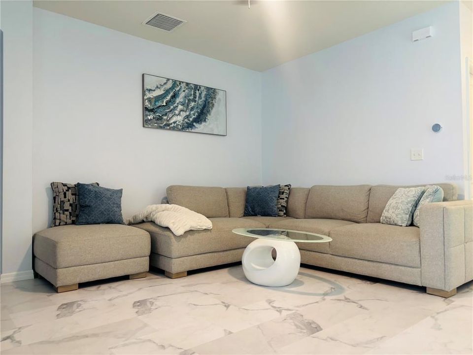 For Rent: $2,200 (3 beds, 2 baths, 1305 Square Feet)