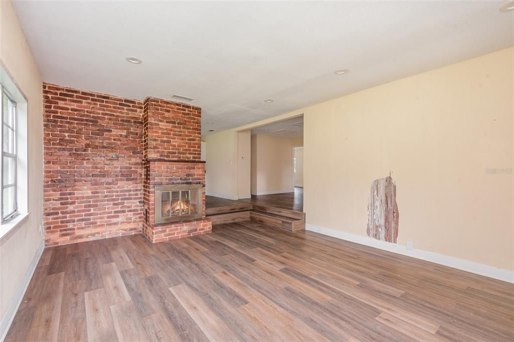 Active With Contract: $174,950 (3 beds, 2 baths, 1340 Square Feet)