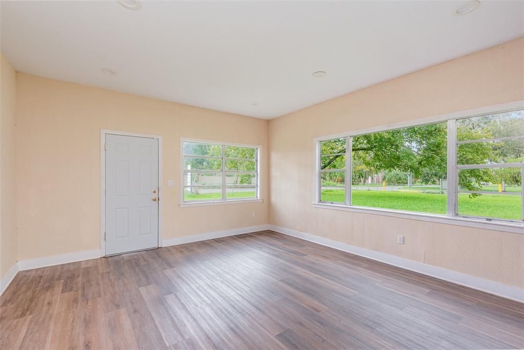 Active With Contract: $174,950 (3 beds, 2 baths, 1340 Square Feet)