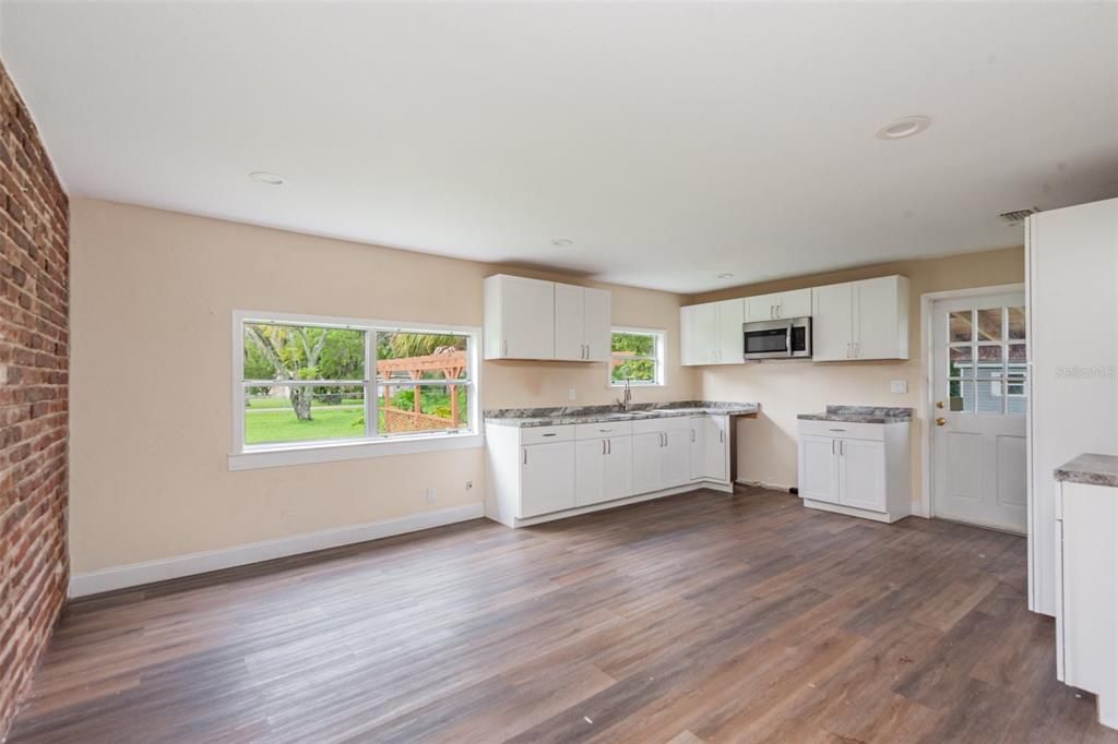 Active With Contract: $174,950 (3 beds, 2 baths, 1340 Square Feet)