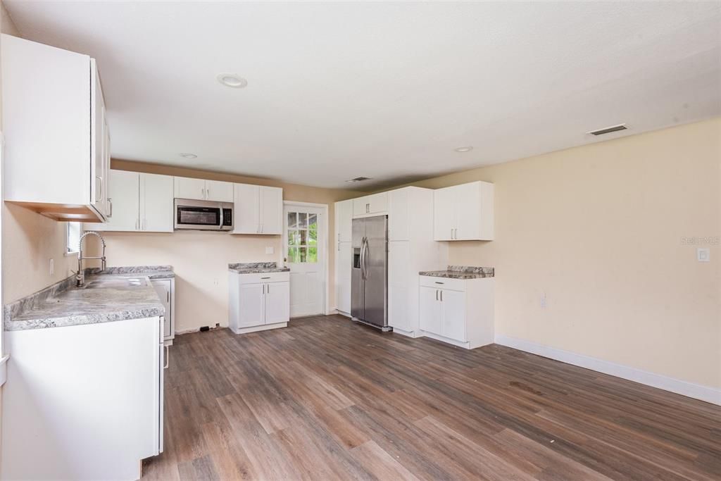 Active With Contract: $174,950 (3 beds, 2 baths, 1340 Square Feet)