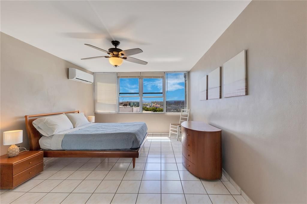 出租: $2,400 (1 贝兹, 1 浴室, 818 平方英尺)