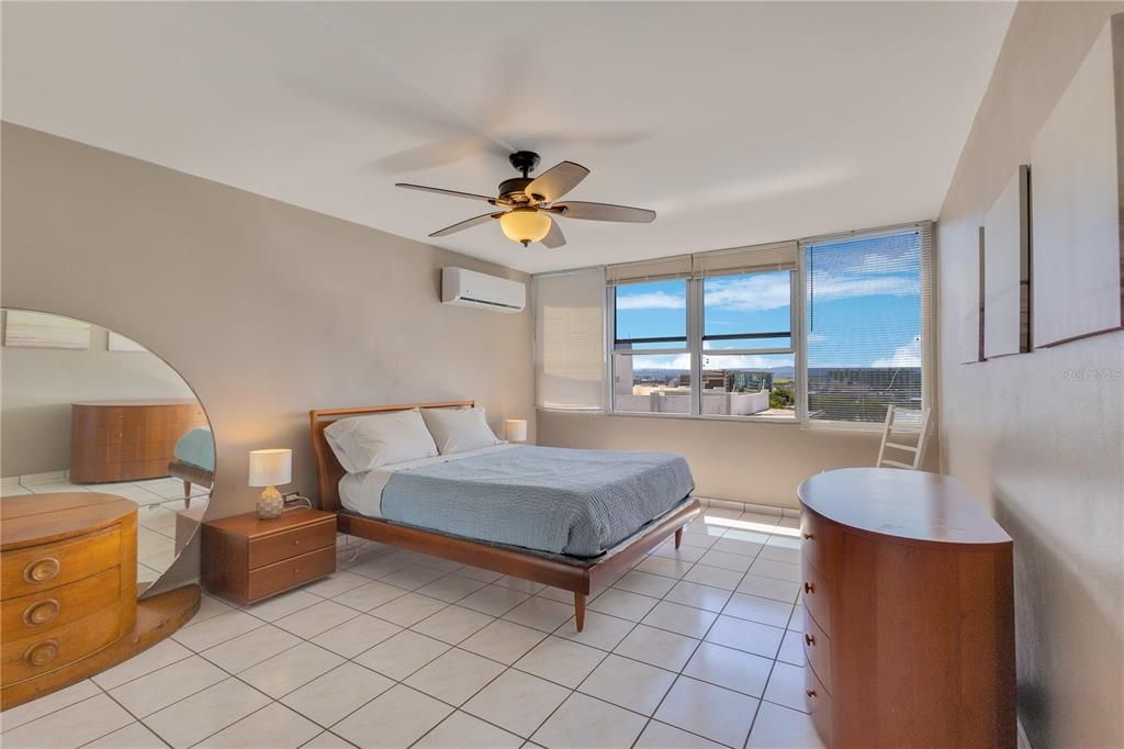 出租: $2,400 (1 贝兹, 1 浴室, 818 平方英尺)