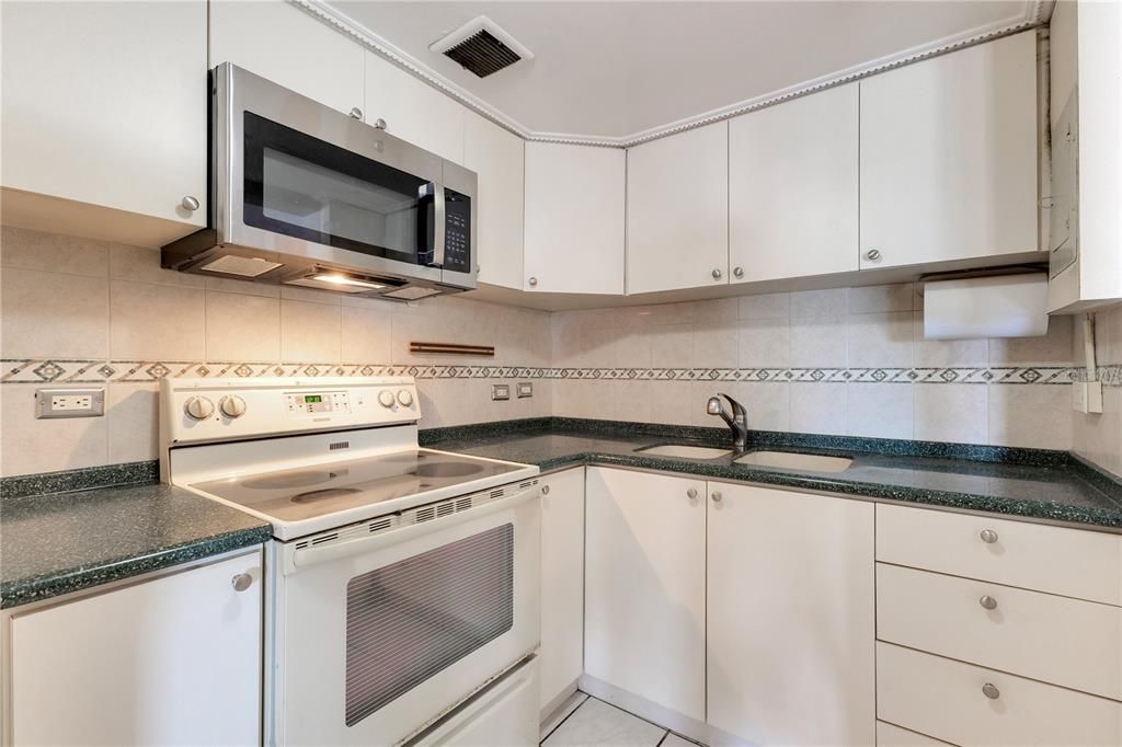 出租: $2,400 (1 贝兹, 1 浴室, 818 平方英尺)