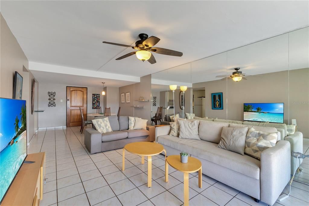 出租: $2,400 (1 贝兹, 1 浴室, 818 平方英尺)