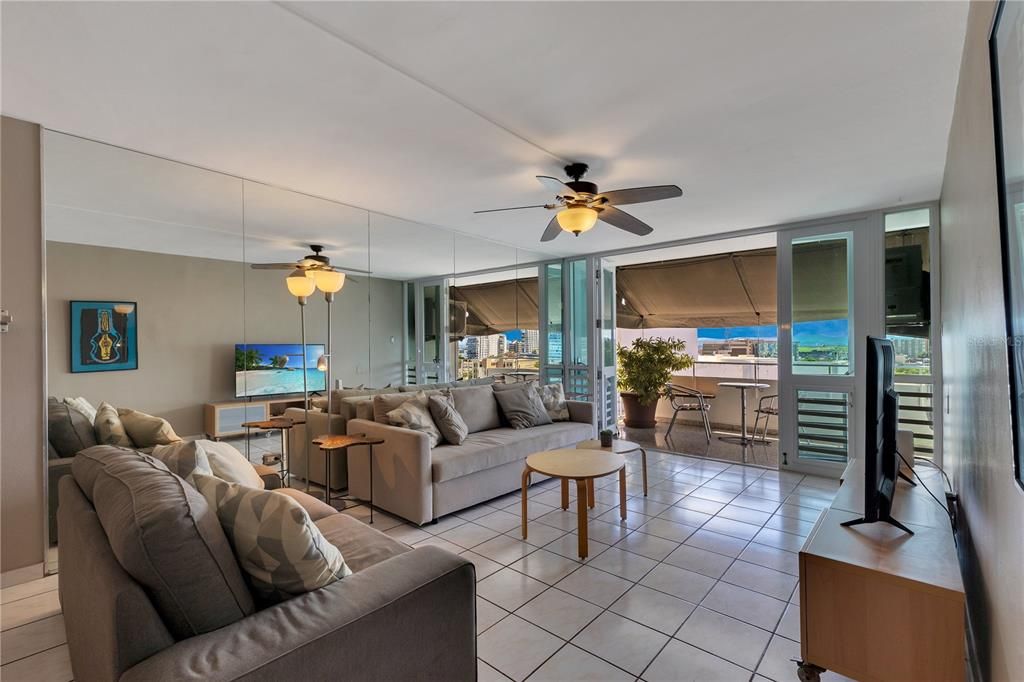 出租: $2,400 (1 贝兹, 1 浴室, 818 平方英尺)