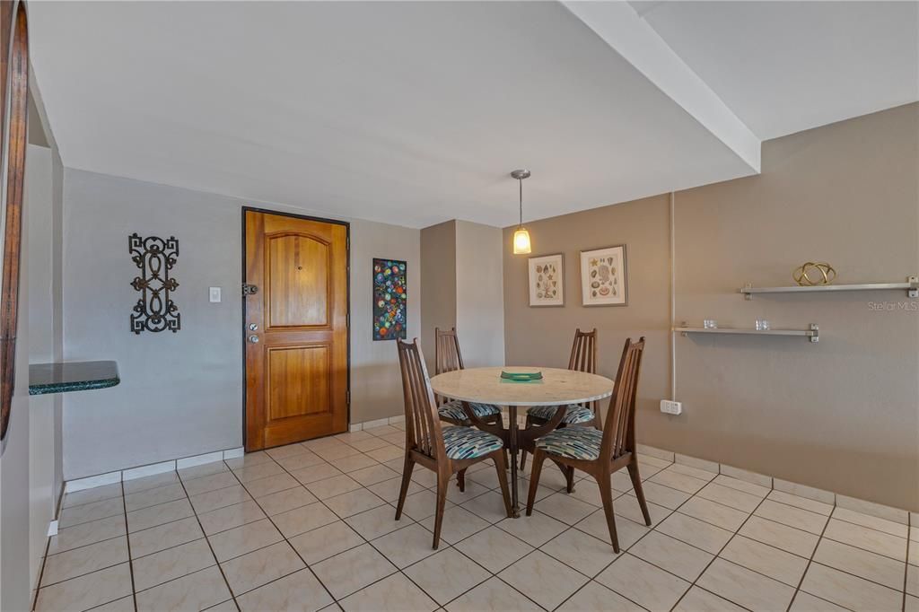 出租: $2,400 (1 贝兹, 1 浴室, 818 平方英尺)