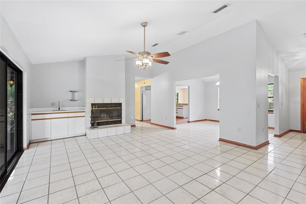 合同活跃: $523,900 (3 贝兹, 2 浴室, 2336 平方英尺)