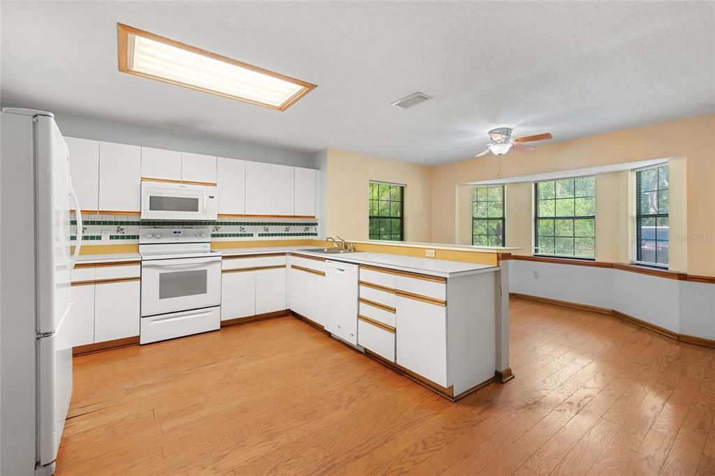 合同活跃: $523,900 (3 贝兹, 2 浴室, 2336 平方英尺)