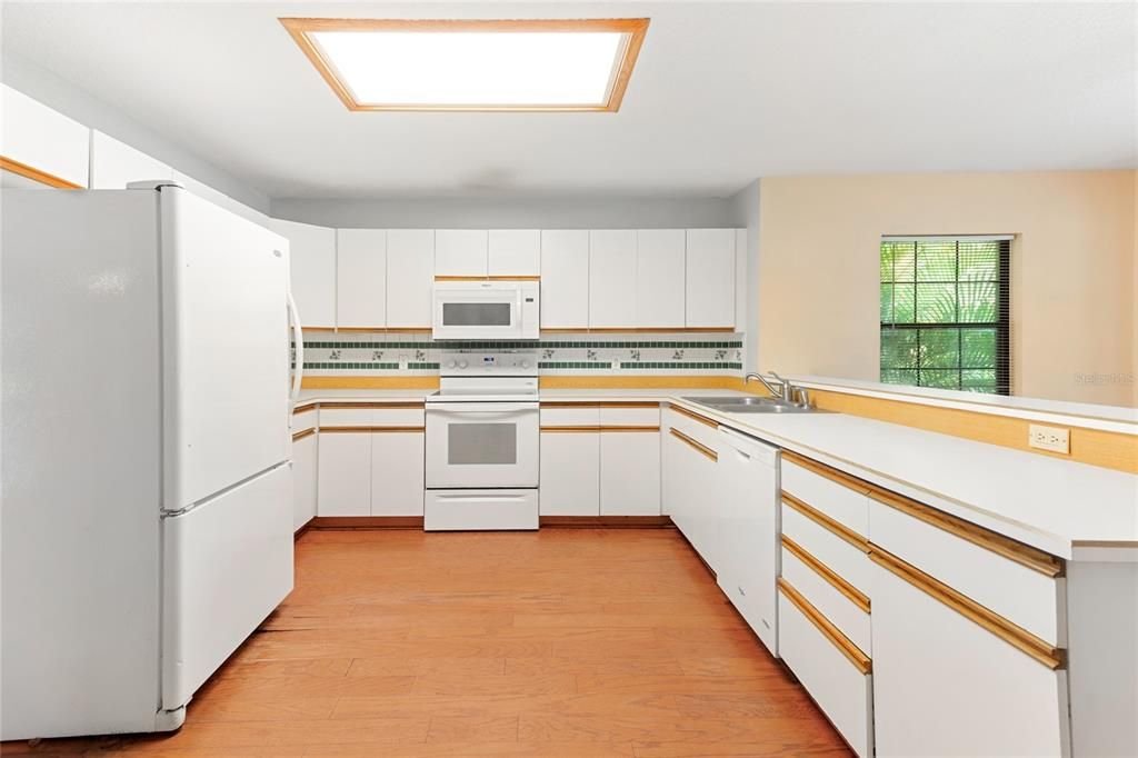 合同活跃: $523,900 (3 贝兹, 2 浴室, 2336 平方英尺)