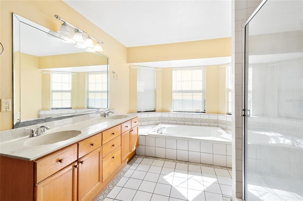 合同活跃: $523,900 (3 贝兹, 2 浴室, 2336 平方英尺)