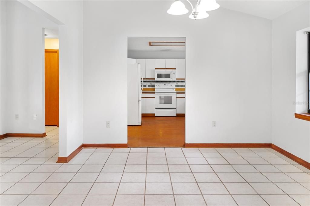 合同活跃: $523,900 (3 贝兹, 2 浴室, 2336 平方英尺)