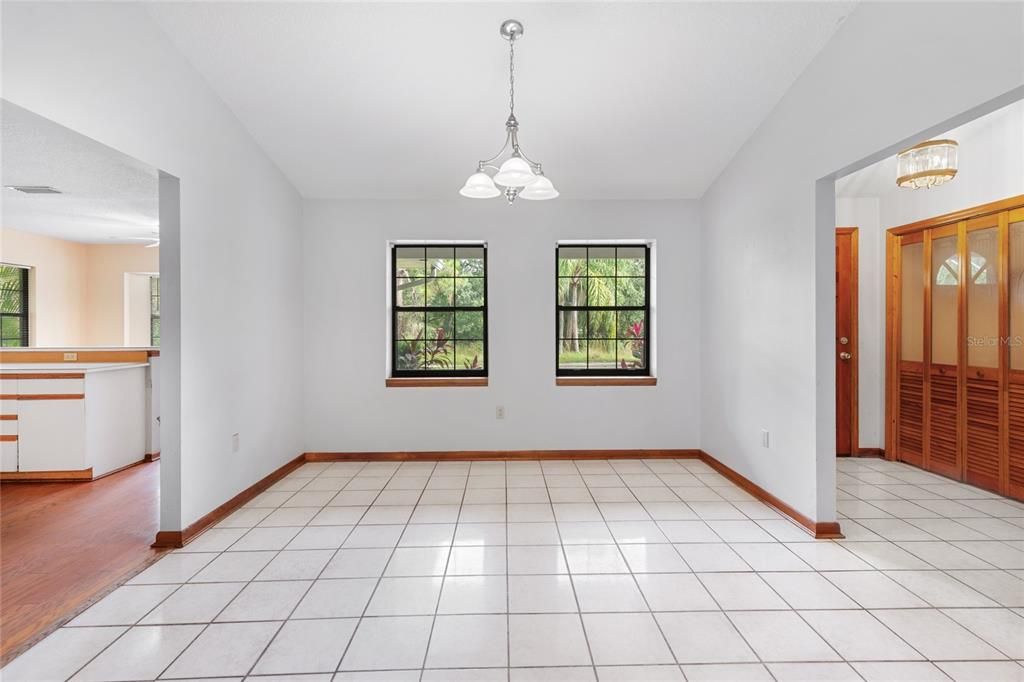 合同活跃: $523,900 (3 贝兹, 2 浴室, 2336 平方英尺)