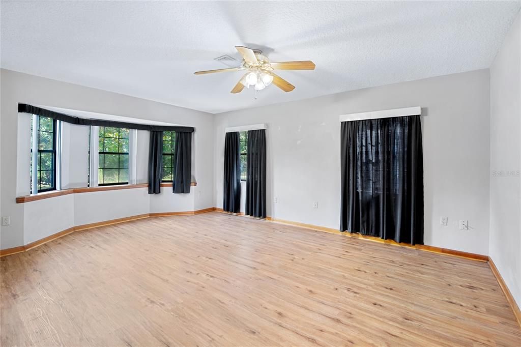 合同活跃: $523,900 (3 贝兹, 2 浴室, 2336 平方英尺)