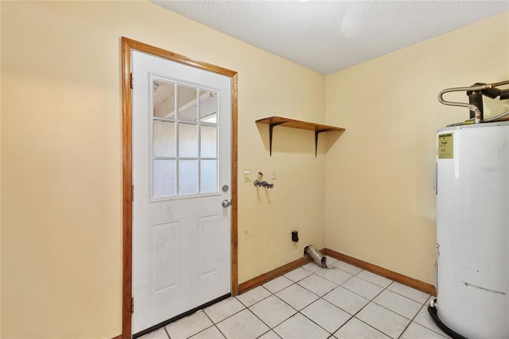 合同活跃: $523,900 (3 贝兹, 2 浴室, 2336 平方英尺)