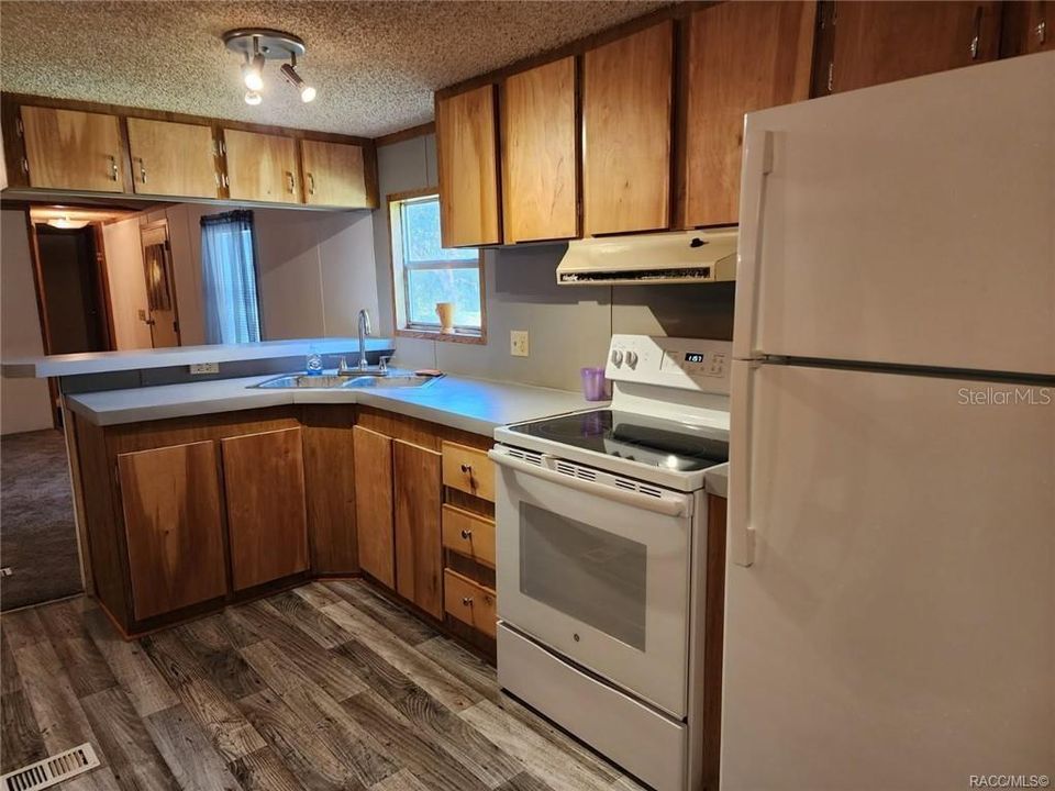 For Sale: $199,000 (2 beds, 2 baths, 924 Square Feet)