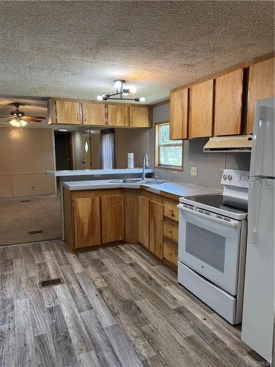 For Sale: $199,000 (2 beds, 2 baths, 924 Square Feet)