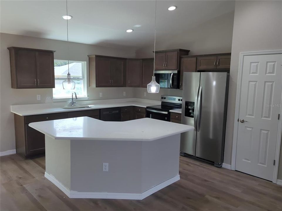 待售: $250,000 (3 贝兹, 2 浴室, 1557 平方英尺)