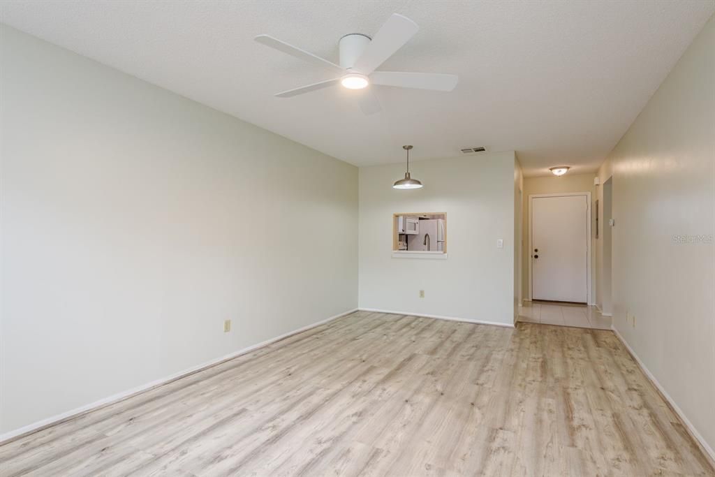 Под контрактом: $124,900 (1 спален, 1 ванн, 645 Квадратных фут)