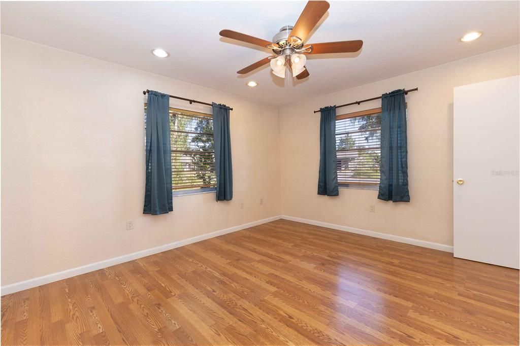 En Venta: $249,900 (3 camas, 2 baños, 1959 Pies cuadrados)