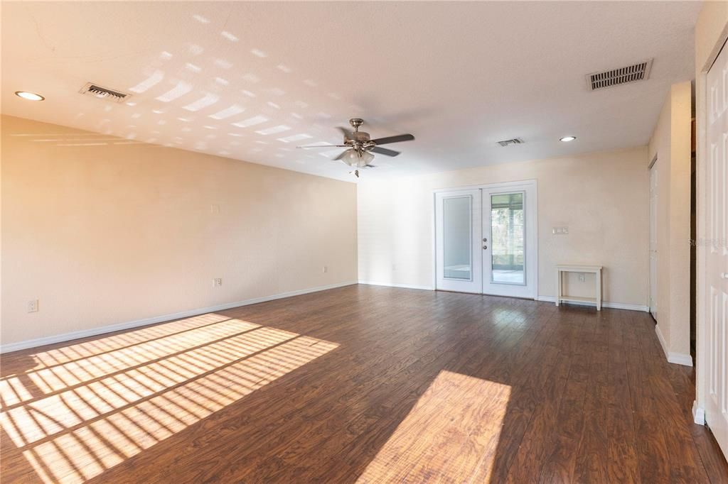 En Venta: $249,900 (3 camas, 2 baños, 1959 Pies cuadrados)