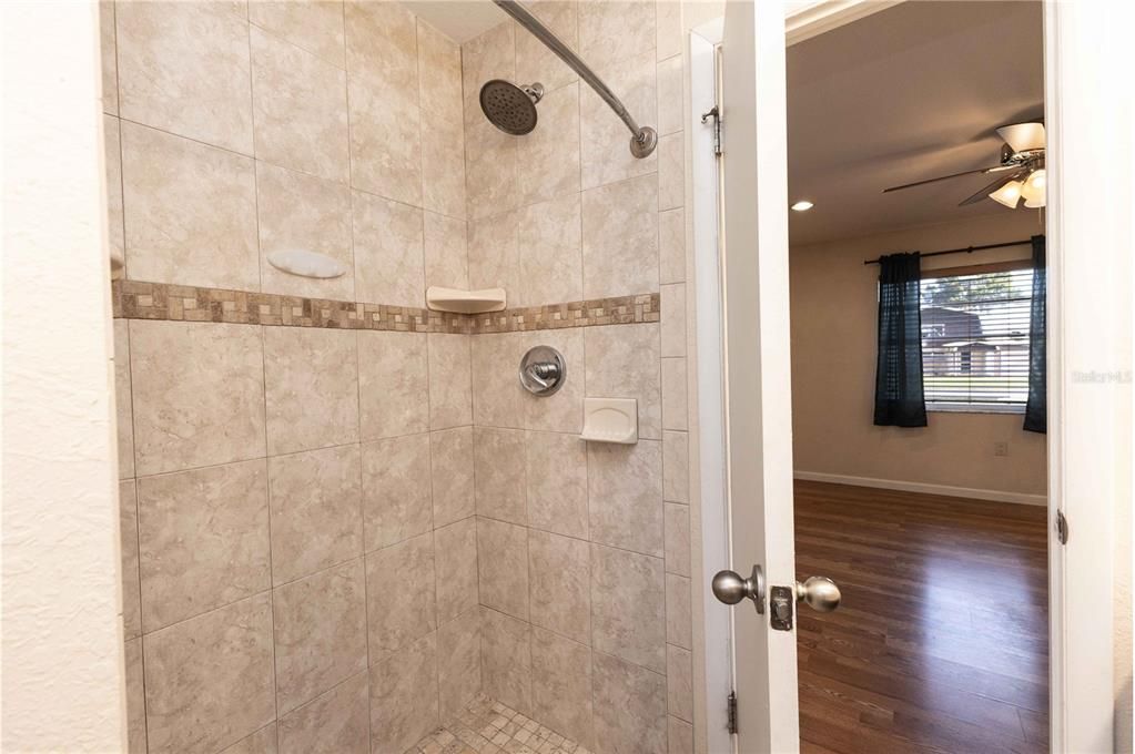 En Venta: $249,900 (3 camas, 2 baños, 1959 Pies cuadrados)