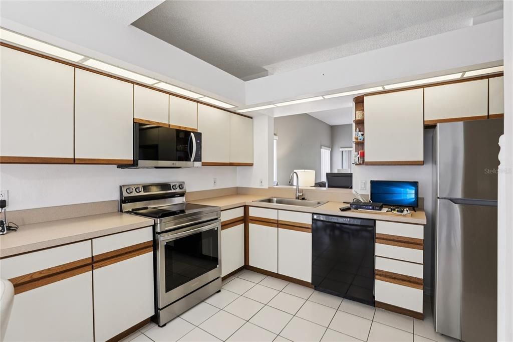 For Sale: $400,000 (2 beds, 2 baths, 1450 Square Feet)