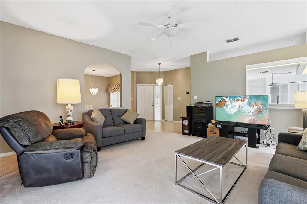 For Sale: $400,000 (2 beds, 2 baths, 1450 Square Feet)