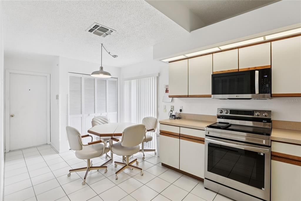 For Sale: $400,000 (2 beds, 2 baths, 1450 Square Feet)