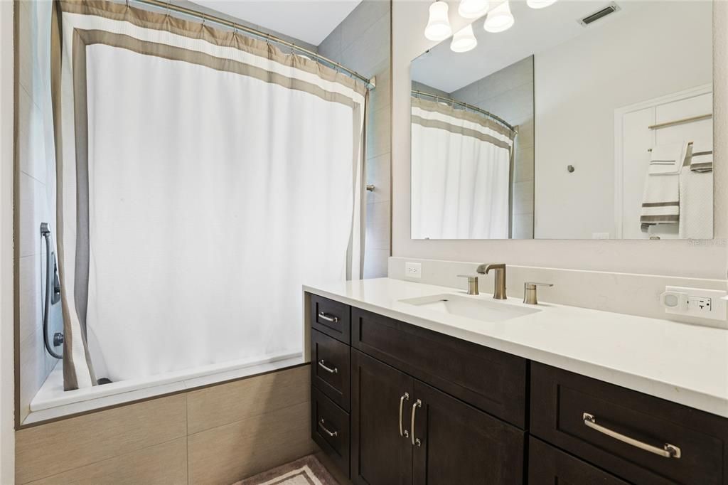 For Sale: $400,000 (2 beds, 2 baths, 1450 Square Feet)