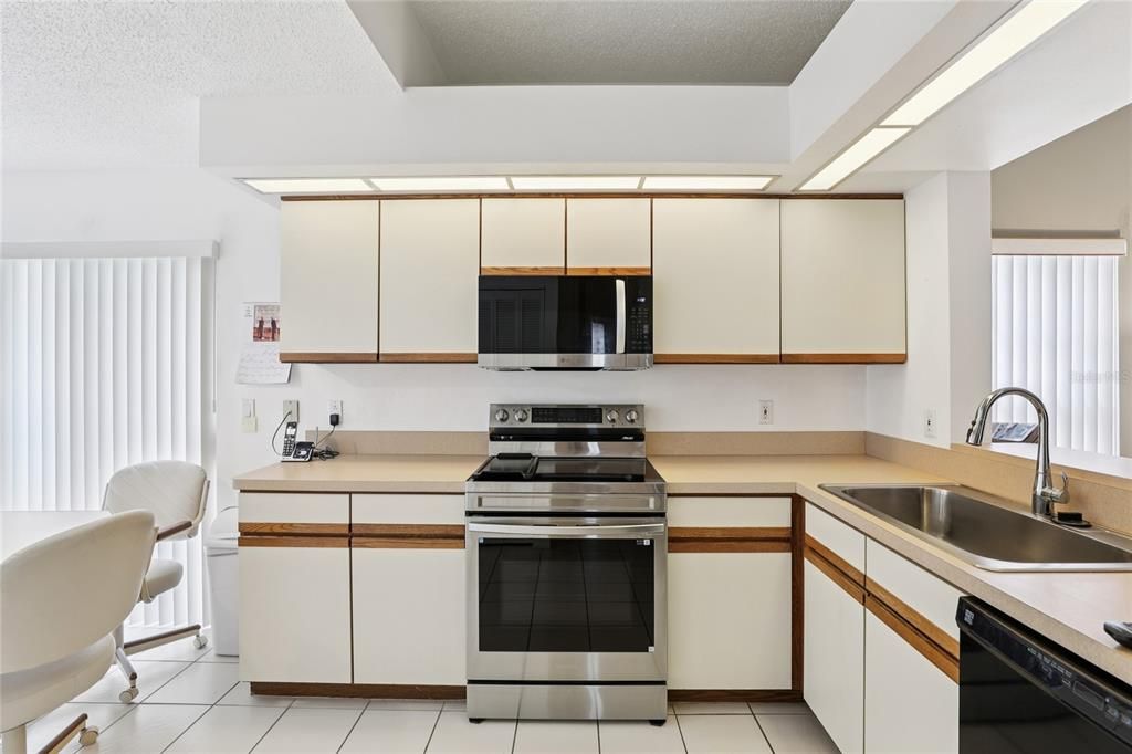 For Sale: $400,000 (2 beds, 2 baths, 1450 Square Feet)