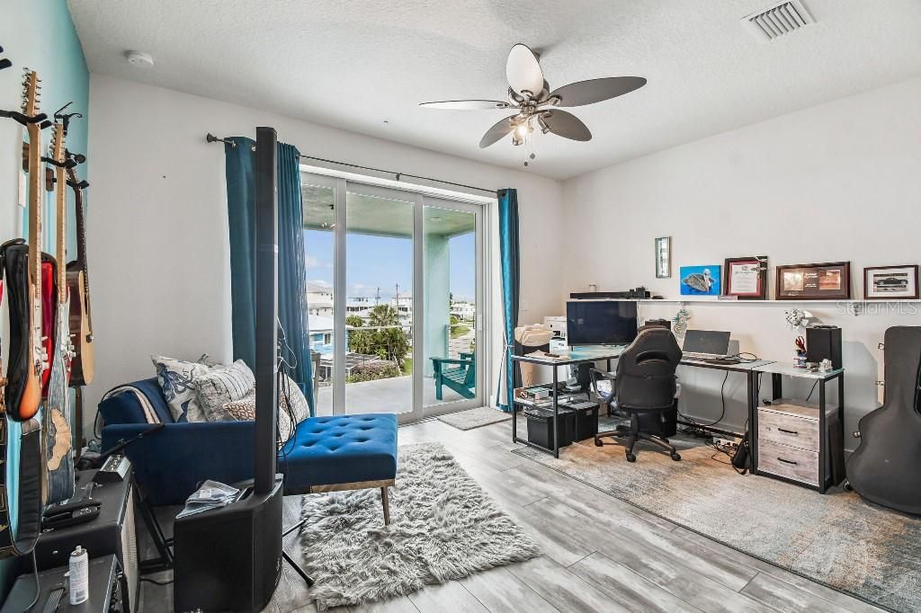 For Sale: $799,000 (3 beds, 3 baths, 2113 Square Feet)